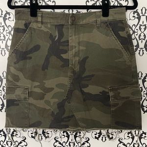 Hollister Ultra High Rise Camo Mini Skirt - Size 9